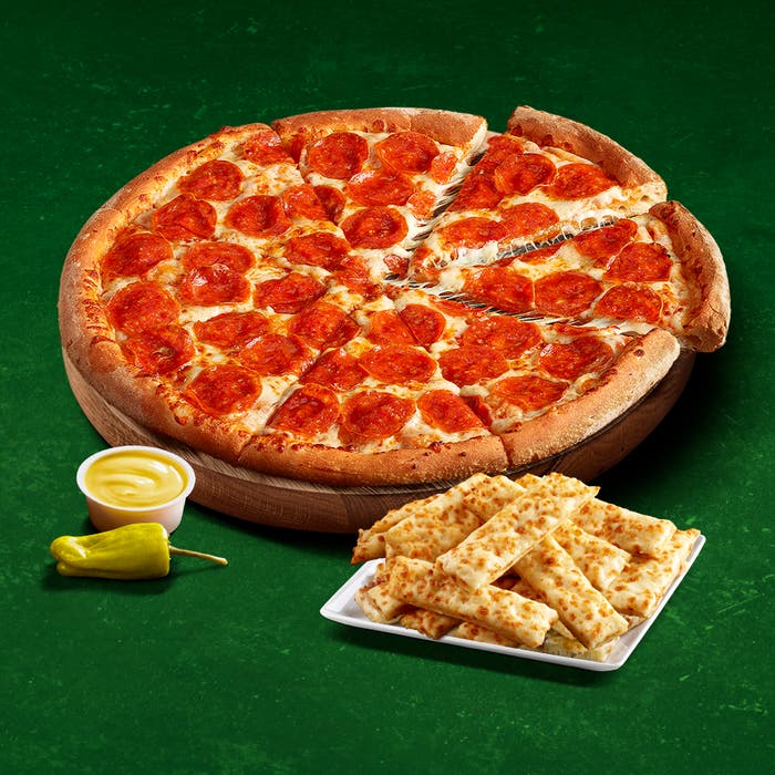 Pizza grande con pepperoni y una porción de minicheesticks, imagen del producto Papa Days de Papa Johns.